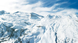 Skiing snowy mountain clouds blue - a snowy mountain free wallpaper