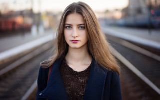 Woman traintrack serious blueeyes denim - her face and shoulder free wallpaper