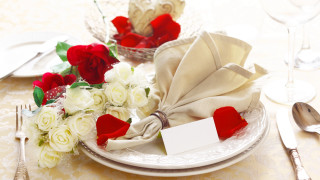 Romantic rose bouquet food table - professional food photography free wallpaper for desktop
