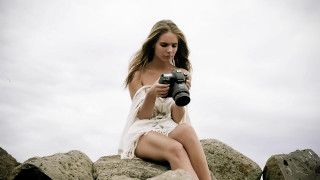 Woman sitting rock camera sky - bettina heinenayech free wallpaper