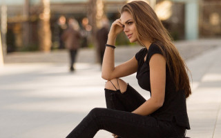 Ayshia taskin black aestheticism sitting - the ground free wallpaper