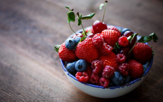 Berry blueberry stilllife food flowers - leaf and berries free wallpaper