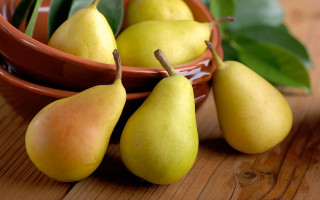 Pear bowl wooden table leaves - a wooden table free wallpaper