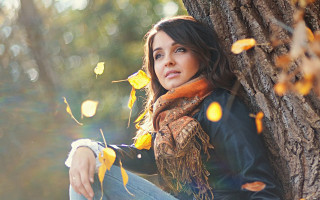 Woman sitting tree autumn leaves - portrait photography free wallpaper