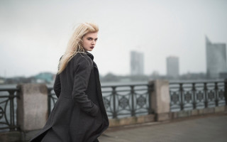 Blonde woman bridge foggy city - a foggy day free wallpaper