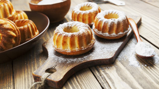 Wooden table bundt cakes powdered - bela čikoš sesija free wallpaper