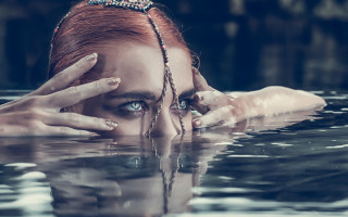 Blue eyes submerged water hands - water free wallpaper for desktop