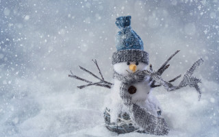 Snowman hat scarf snow falling - a hat and scarf free wallpaper