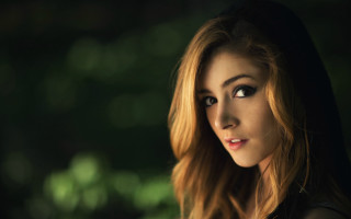 Woman blonde longhair serious portrait - a black top free wallpaper