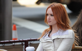 Red haired woman coffee bench - a bench free wallpaper