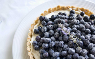 Blueberry lavender pie outdoor scenery - a white table cloth free wallpaper