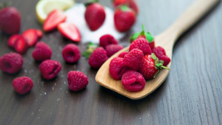 Wooden spoons berries yogurt cake - a wooden spoon free wallpaper