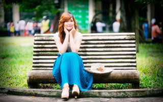 Woman sitting park food blurry - a bench in a park free wallpaper
