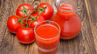 Wooden table tomato juice bottle - a wooden table free wallpaper