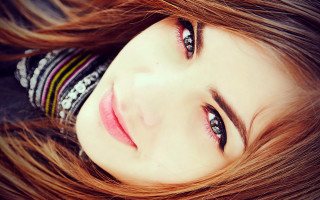 Woman redhair scraf smiling closedeyes - a picture free wallpaper