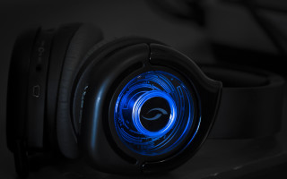 Headphones blue light table dark - a blue light free wallpaper