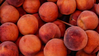 Peaches knife table top realistic - a table top free wallpaper