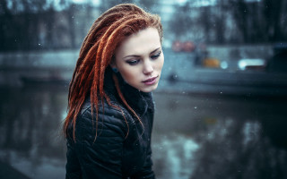 Red haired astronaut night sky - anka zhuravleva free wallpaper