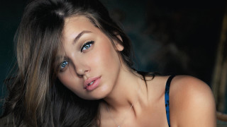 Blue eyes woman necklace green - blue eye and a necklace free wallpaper
