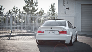 White car fence gate tree - a white fence free wallpaper