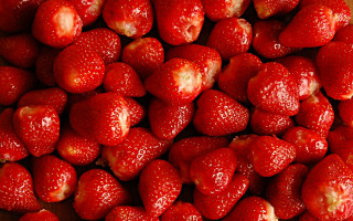 Strawberries knife table top macro - strawberry free wallpaper