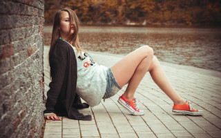 Woman sitting brickwall lake redshoes - red shoe free wallpaper