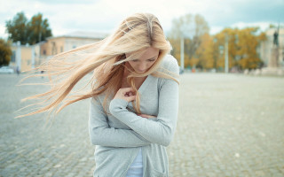 Woman long hair city square - the wind free wallpaper