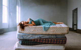 Woman mattress pile room blue - annie leibovitz free wallpaper