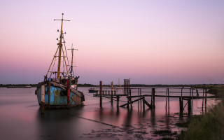 Boat docked pier pink sky - a pier free wallpaper