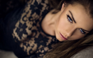 Woman blueeyes couch serious photorealistic - her face free wallpaper for desktop