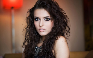 Ayshia taskin blue eyes curly - a picture in a living room free wallpaper