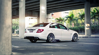 White car bridge palm trees - under free wallpaper