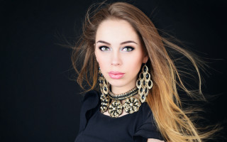 Woman longhair necklace earrings portrait - long hair and a necklace free wallpaper