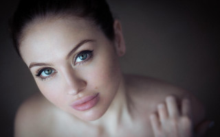 Blue eyes short hair pose - eye free wallpaper
