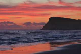 Sunset beach rock red sky - a sunset view of a beach free wallpaper