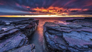 Sunset rocky beach water formation - a sunset over a rocky beach free wallpaper