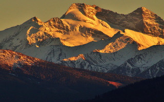 Snowy mountain sunset red light - a sunset in the background free wallpaper
