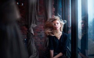 Blonde woman mirror wind portrait - the wind free wallpaper