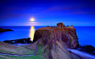 Castle hill ocean moon path - a path free wallpaper