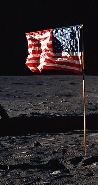 Flag on moon man telescope - winning free wallpaper