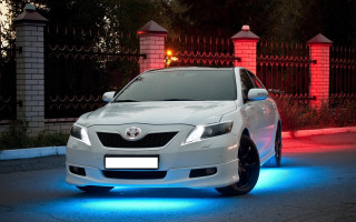White car blue lights driveway - night free wallpaper