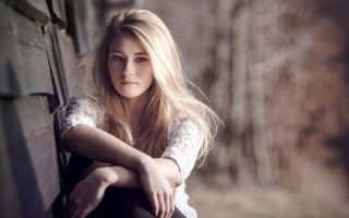 Woman portrait forest blonde serious - a bench in a forest free wallpaper
