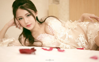 Woman lying bed rose portrait - a rose free wallpaper