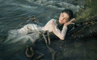 Woman rock water closed eyes - annie leibovitz free wallpaper