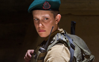 Woman uniform green hat gun - a woman in a uniform free wallpaper