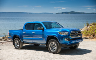 Blue toyota truck beach ocean - a beach near the ocean free wallpaper