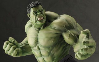 Green faced man fighting stance - a statue of a man free wallpaper