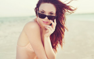 Beach bikini woman sunglasses cellphone - sunglass free wallpaper