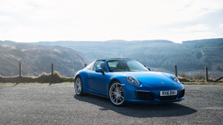 Blue sports car mountains parking - a parking lot free wallpaper