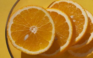 Orange plate yellow background food - a white stripe free wallpaper